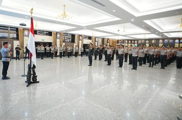Kapolri Jenderal Listyo Sigit Prabowo Anugerahkan Tanda Kehormatan dan Kenaikan Pangkat kepada Perwira Polri