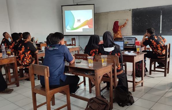 Pelatihan Public Speaking Sukses Meningkatkan Keterampilan Guru di SMK Harapan Kartasura
