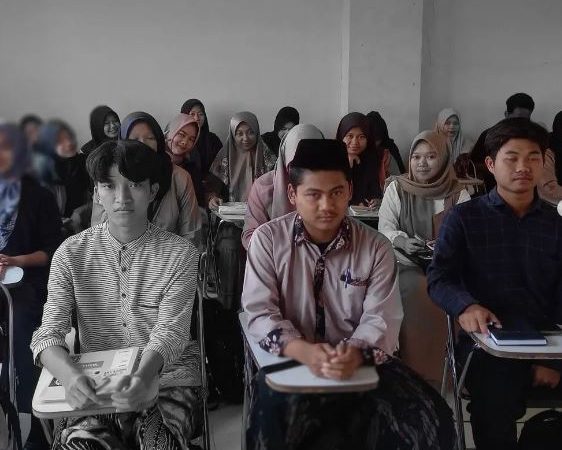 Peringatan Hari Santri Nasional di STKIP PGRI Pacitan:  Civitas Akademika Kenakan Pakaian Ala Santri