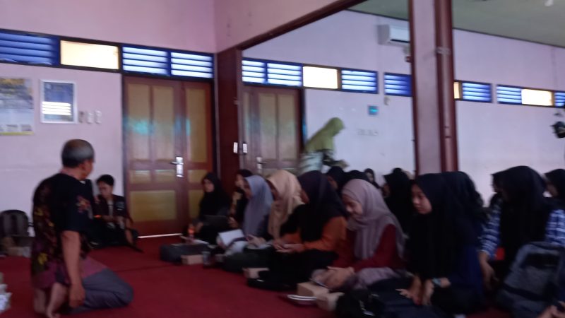 Workshop Menulis Kreatif “Sutejo” di STKIP PGRI Pacitan