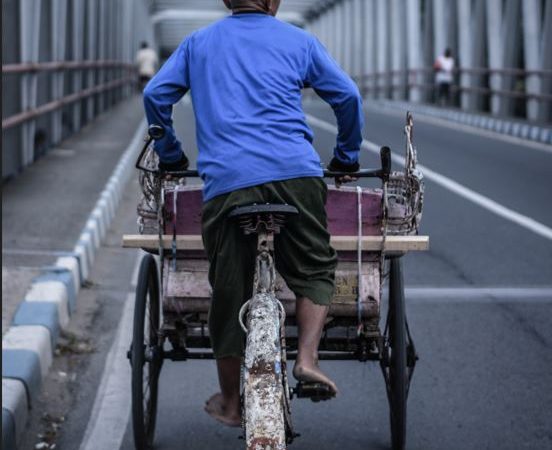 Pahlawan Roda Tiga: Abang Becak dan Kisah Kesederhanaan