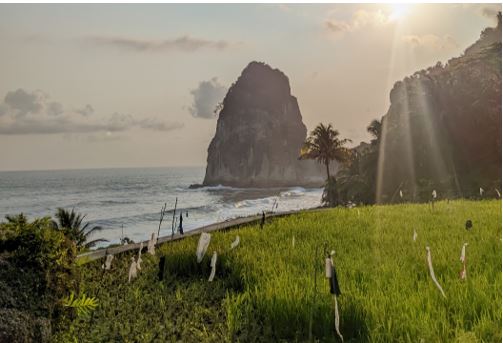 Keindahan Pantai Pangasan Pacitan: Surga Tersembunyi dengan Akses Tantangan