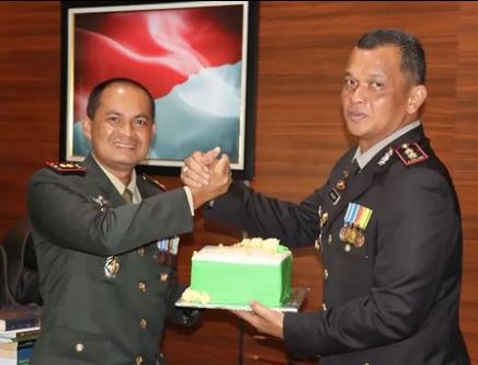 Kapolres Pacitan Berikan Surprise kepada Dandim Pacitan; Nasi Tumpeng dan Kue Ulang HUT ke-78 TNI