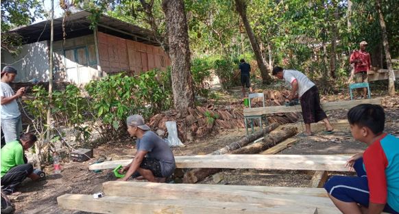 Warga Dusun Sumber, Desa Ketepung  Pacitan Gotong-royong  Membangun Poskamling