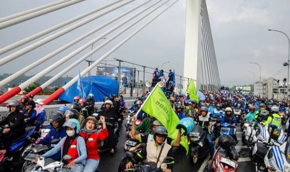 Aksi Buruh Blokir Akses Pintu Tol Pasteur Bandung