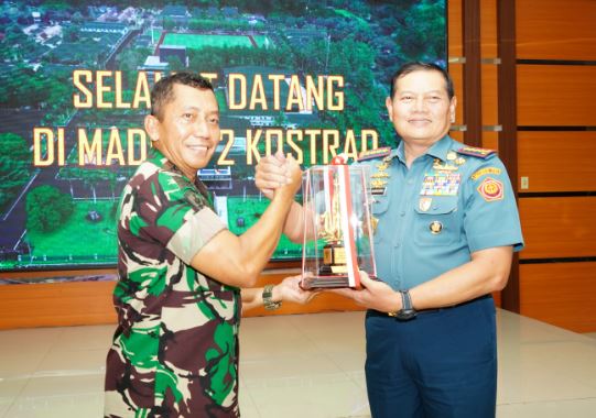 Panglima TNI Laksamana TNI Yudo Margono Kunjungi Markas Divif 2 Kostrad