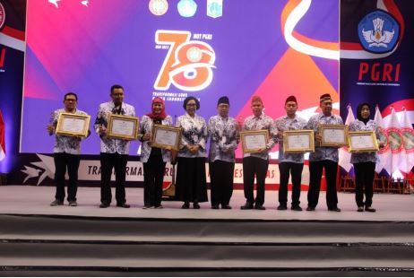 Puncak Acara HUT PGRI ke-78 dan HGN; STKIP PGRI Pacitan Penghargaan 8 Perguruan Tinggi PGRI Terbaik