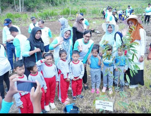 “Mapag Rendheng” Mas Aji Mendorong Masyarakat Pacitan untuk Menanam Pohon