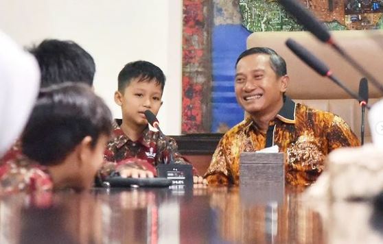 Bupati Pacitan Indrata Nur Bayuaji Menyambut Rombongan Siswa  SDN 2 Karangrejo