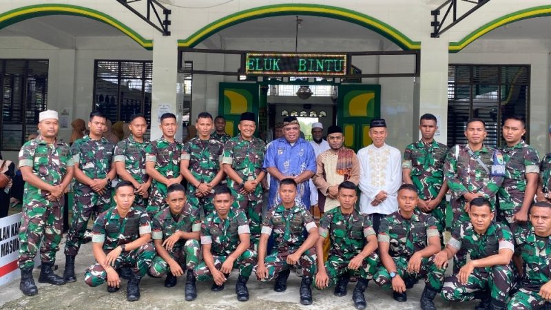 Komandan Brigif 26/GP  Bersilaturahmi dan Shalat Jum’at Bersama Masyarakat di Masjid Al-Munawwarah Teluk Bintuni