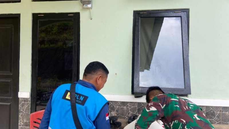 Brigif 26/GP dan PLN Teluk Bintuni Bersatu dalam Pengecekan Listrik