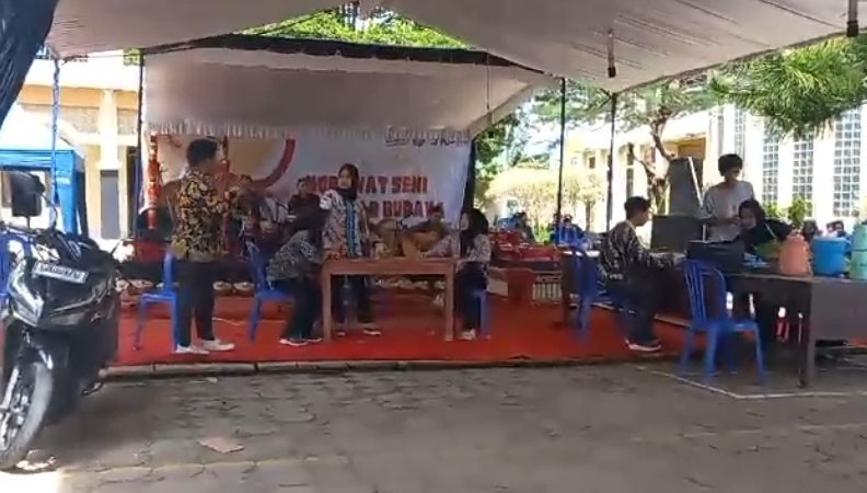 Pergelaran Seni dan Bazar Inovatif: STKIP PGRI Pacitan Menyemarakkan Budaya dan Kreativitas Mahasiswa