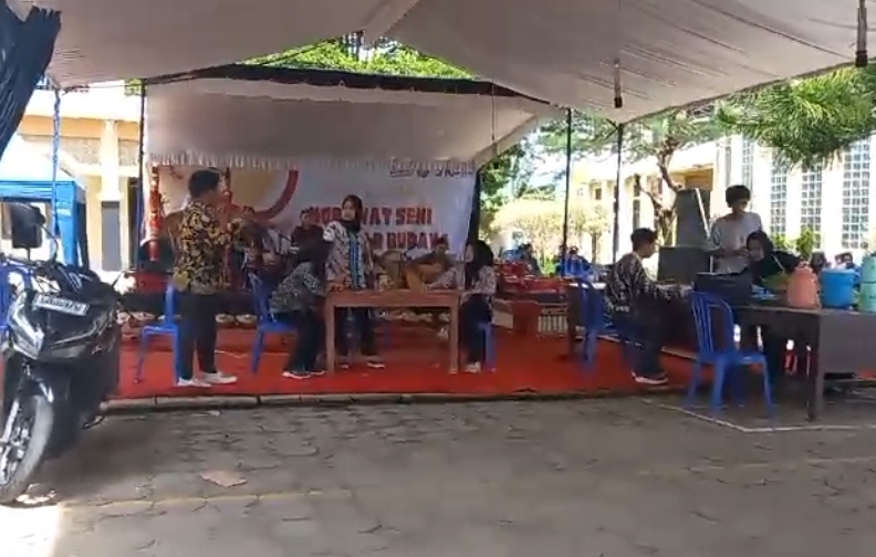 Pergelaran Seni dan Bazar Inovatif: STKIP PGRI Pacitan Menyemarakkan Budaya dan Kreativitas Mahasiswa