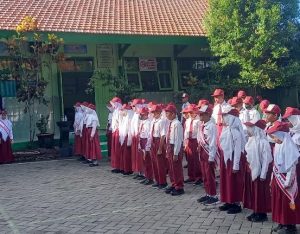 Gambar: Penyerahan Mahassiwa KM-7 kepada pihak SD Negeri 2 Losari, dengan Upacara Bendera