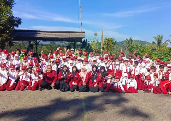 Penyerahan Mahasiswa Kampus Mengajar 7 SDN 2 Losari: Implementasi Kurikulum Merdeka di Perguruan Tinggi