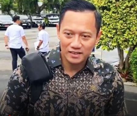 AHY Hadiri Sidang Kabinet Paripurna Perdana dengan Membawa Tas Ransel