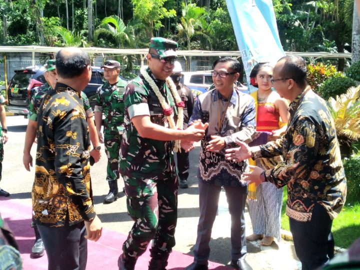 Kunker ke PLTU Pacitan, Waaster Kasad TNI AD Tinjau Personel Pendampingan