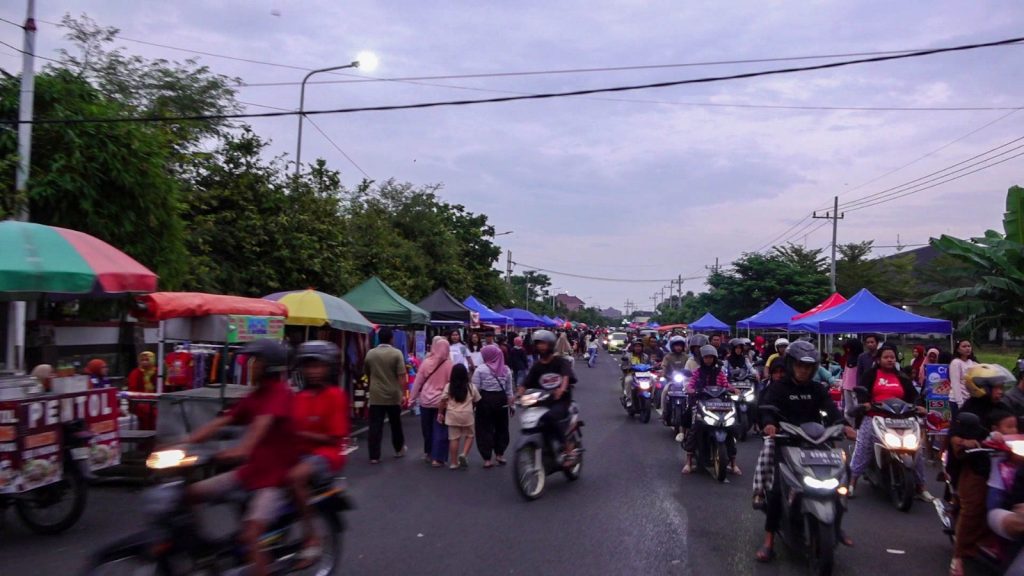 Serunya Berburu Takjil di CFD Caruban