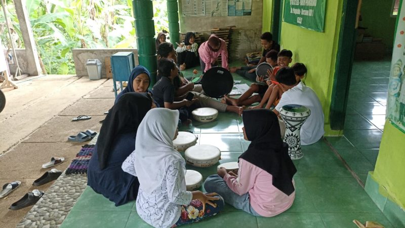 Latihan Hadroh Anak-anak Madin Al-Ikhlas Pringkuku, Pacitan Mengisi Waktu Luang dengan Kegiatan Positif