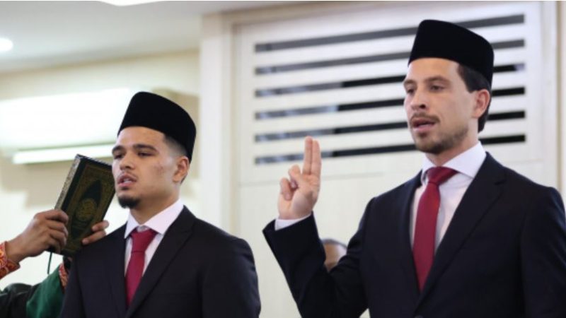 Thom Haye dan Ragnar Oratmangoen  Resmi Menjadi Warga Negara Indonesia