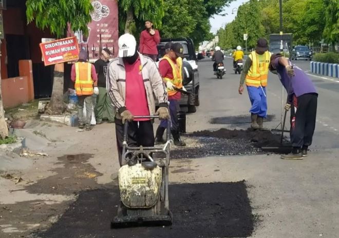 Perbaikan Jalur Jalan Ponorogo Dilakukan Untuk Antisipasi Lonjakan Arus Mudik Lebaran 2024