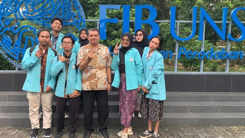 KUNJUNGAN MAHASISWA SASTRA INDONESIA FIB UNS KE SASANA PUSTAKA