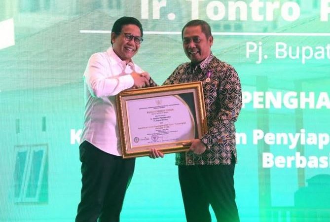 Pj Bupati Madiun Dianugerahi Penghargaan Nasional untuk Program Transmigrasi