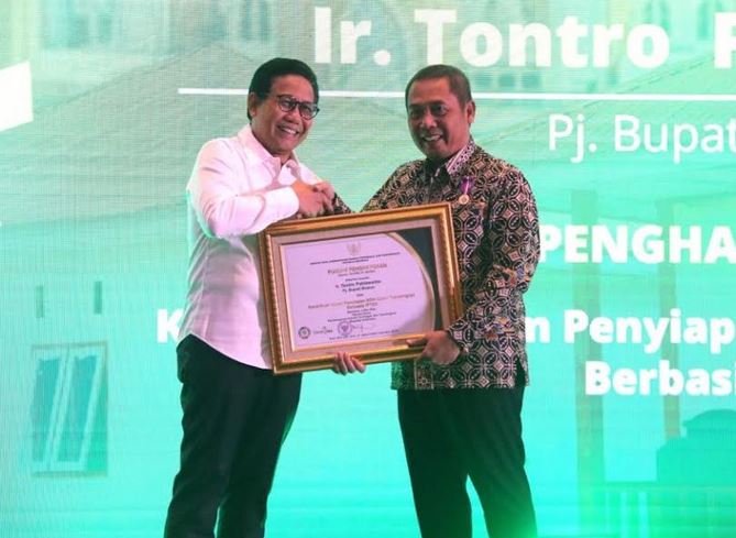 Pj Bupati Madiun Dianugerahi Penghargaan Nasional untuk Program Transmigrasi