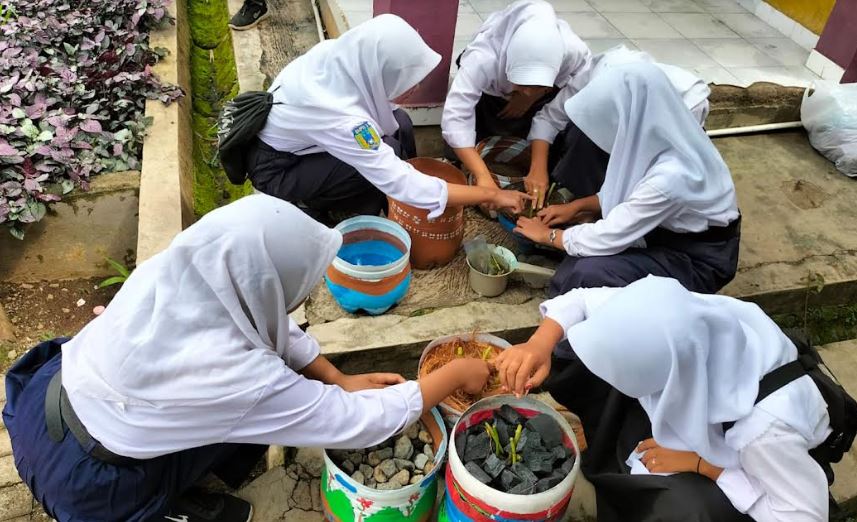 Menghidupkan Literasi di Lereng Gunung: Program Dawet Ayu di SMPN 3 Kalipuro, Banyuwangi