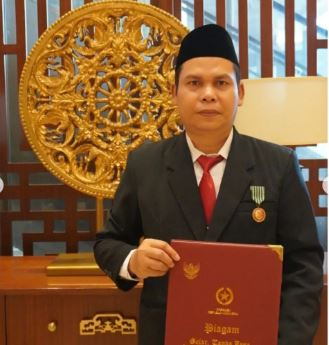 Ketua STKIP PGRI Pacitan Dr. Mukodi Terima Satyalancana Wira Karya 2024 dari Presiden Jokowi