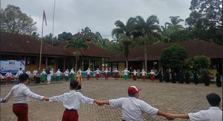 Hari Pertama Sekolah di SMP Negeri 3 Kalipuro: “Kisah Kembang Wangi” untuk Siswa Baru