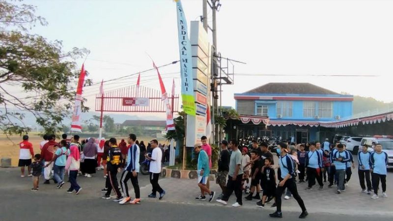 RSU MEDICAL MANDIRI Rayakan HUT Kemerdekaan RI ke-79 dengan Jalan Santai Bersama Warga Desa Sirnoboyo