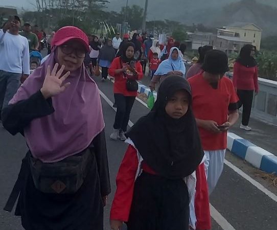 Semarak Jalan Sehat Warga RT 03, RW IV Krajan Desa Sirnoboyo Pacitan