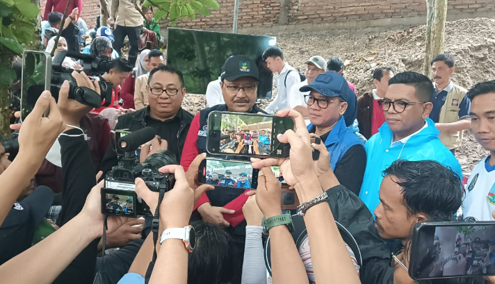 Kick Off HKSN 2024: Gotong Royong Bersihkan Sungai di Desa Talaga, Serang