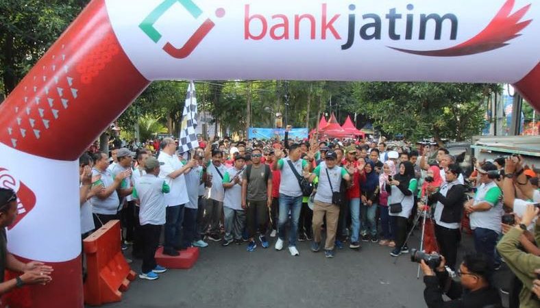 Peserta Rela Menunggu Undian Berjam-Jam, Jalan Sehat Bersama PWI Jatim Berlangsung Meriah
