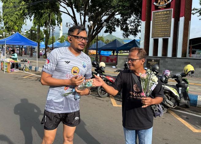 Forum Pewarta Pacitan Rayakan HPN 2025 dengan Berbagi Bunga, Bakti Sosial, dan Santunan