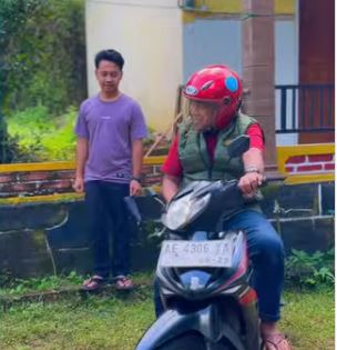 DPL Dr. Agoes Hendriyanto Kunjungi Mahasiswa KKN Desa Temon, Pacitan Beri Arahan dan Motivasi