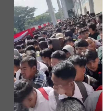 Ribuan Pencari Kerja Padati Job Fair Pemkab Bekasi, Sejumlah Peserta Pingsan akibat Berdesakan