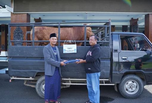 Bupati Pacitan dan Presiden Prabowo Serahkan Hewan Kurban untuk Warga di Iduladha 1446 H