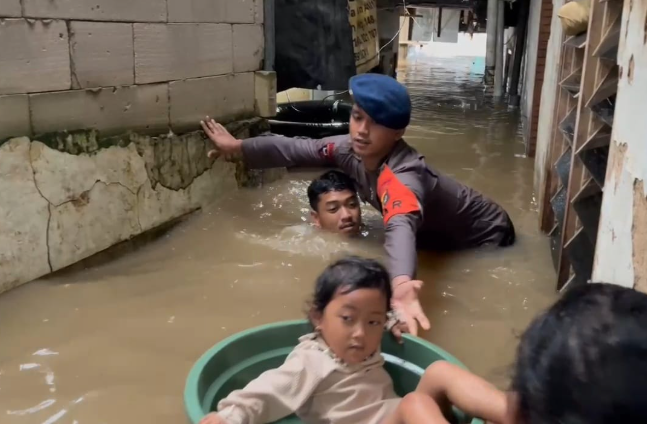 Evakuasi Balita Pakai Ember, Brimob Polda Metro Jaya Tunjukkan Tanggap Darurat Kemanusiaan