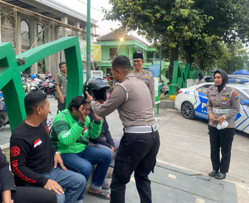 Operasi Patuh Semeru 2025, Polres Ponorogo Beri Helm Gratis untuk Ojol
