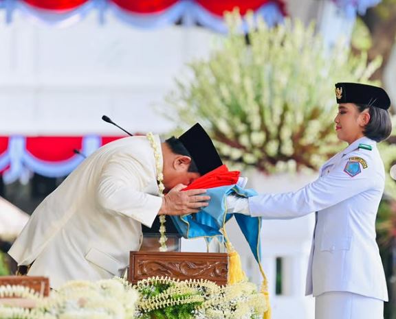 HUT ke-80 RI: Prabowo Subianto Cium Bendera Merah Putih dalam Upacara Proklamasi