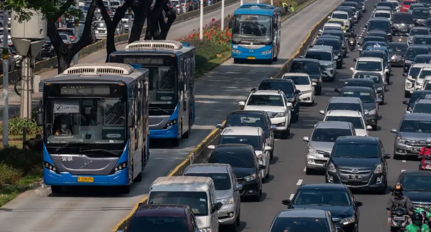 Pekerja Pinggiran Jakarta: Waktu Habis di Jalan, Uang Terkikis di Transportasi
