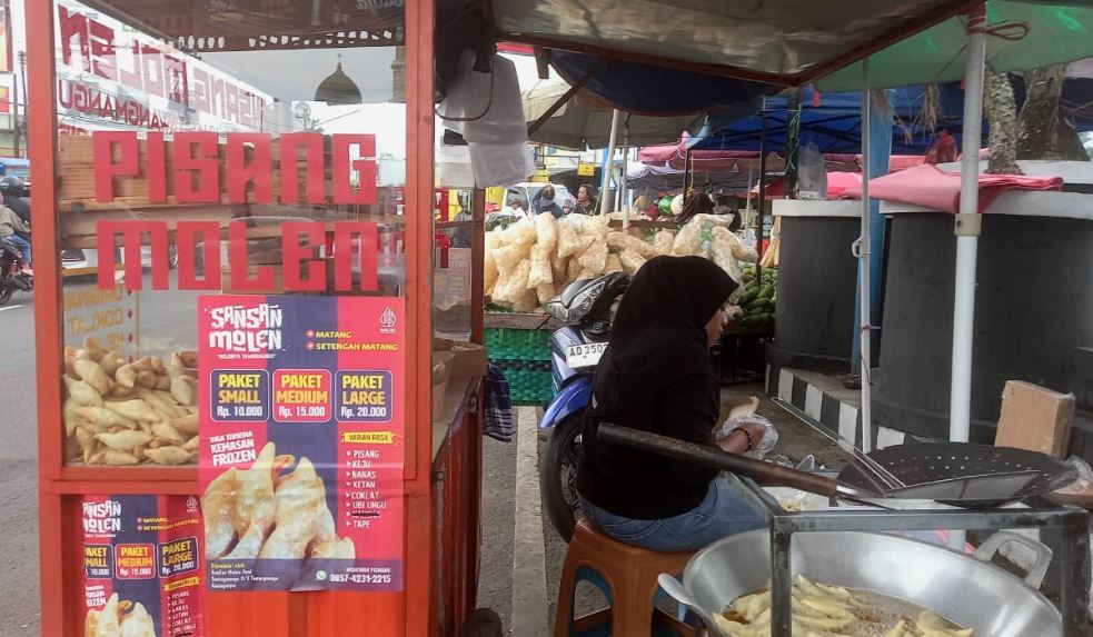Jalan-jalan ke Tawangmangu,  Tanpa Mencicipi Molen Pisang? Rasanya Ada yang Kurang