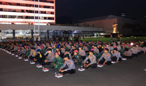 Makan Malam Bersama, Kapolri Beri Motivasi Pasukan Pengamanan DPR/MPR RI