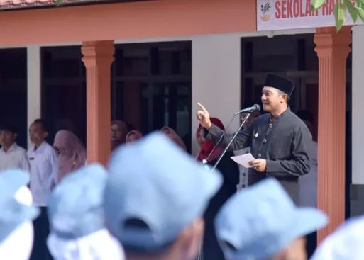 Bupati Pacitan Pimpin Upacara Bendera di SRMA 23: “Banggalah Menjadi yang Pertama”