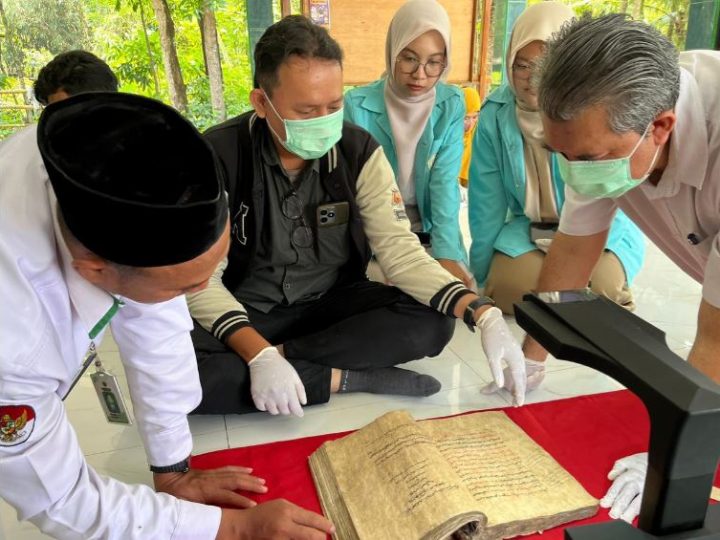 Mahasiswa Sastra Indonesia UNS Telusuri Jejak Islam di Sragen: Temukan Naskah Kuno di Masjid Mujahidin