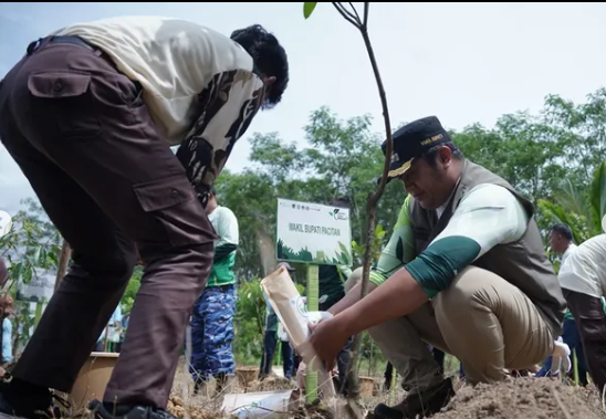 HMPI 2025: Wabup Gagarin Sumrambah Tegaskan Menanam Adalah Investasi Masa Depan