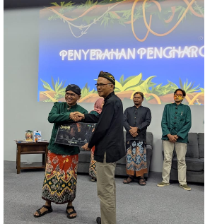 Dedikasi Literasi Berbuah Prestasi, SMKN 1 Sudimoro Terima Penghargaan dari Dinas Perpustakaan Pacitan