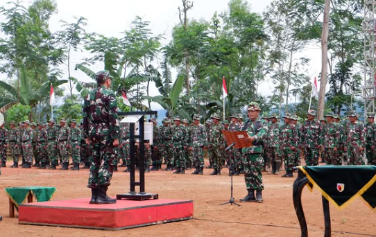Kadispotdirga Lanud Iswahjudi Pimpin Upacara Penutupan TMMD ke-126 Kodim 0801/Pacitan di Desa Petungsinarang